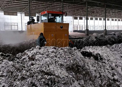 Windrow Compost Turner Work in the Poultry Farm